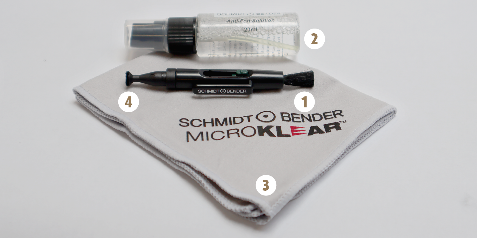 Alle Cleaning Kit Produkte als Übersicht: 1. LensPen-Pinsel, 2. Reinigungsspray, 3. Mikrofasertuch und 4. LensPen-Mikrofaser-Pad